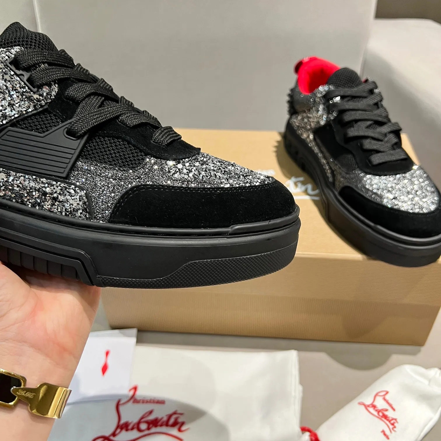 Men's shoes 💰700 🌹🌹🌹̋ Wang Junkai Yang Mi Xu Kai Zhang Jingyi Ding Chengxin Chen Muchi Wang Ziyi Same style Christian Louboutin 2024 [New product] ASTROLOUBI unisex thick-soled sports shoes red-soled shoes perfectly integrate fashion and sports, The fabrics are made of luxurious calfskin, soft suede, smooth satin and laminated leather, and the back is decorated with classic rivets. The interior is blended with a knitted tongue for added durability, breathability and quick-drying comfort. The outsole is made of a combination of EVA foam and imported rubber, and the colorful CL iconic letters on the side of the outsole show the brand's unique style. It is a ceiling-level comfortable skate shoe! ! ! Multiple colors available, currently men’s sizes 39--45 (women’s sizes 35--40, currently being updated)